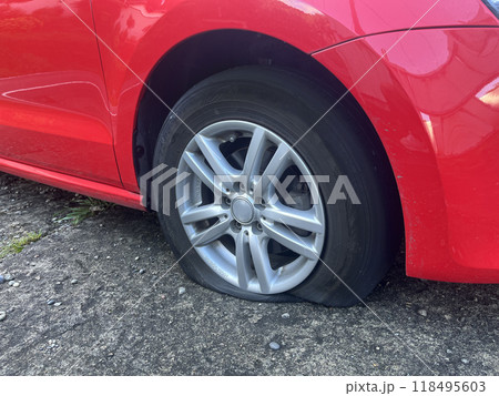 パンクしたタイヤ 118495603