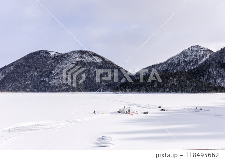 北海道鹿追町、真冬に現れる幻の村「然別湖コタン」の制作風景【1月】 北海道鹿追町、真冬に現れる幻の村「然別湖コタン」の制作風景【1月】 118495662