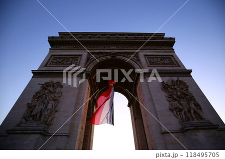 フランス国旗を掲げる夕暮れの凱旋門 118495705