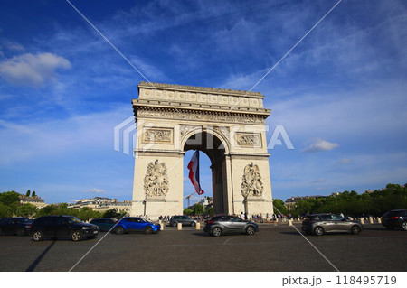 フランス国旗を掲げる凱旋門 118495719