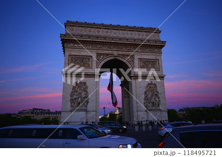 フランス国旗を掲げる夕日に照らされる凱旋門 118495721