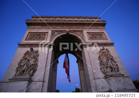 フランス国旗を掲げる夕暮れの凱旋門 フランス国旗を掲げる夕暮れの凱旋門 118495725