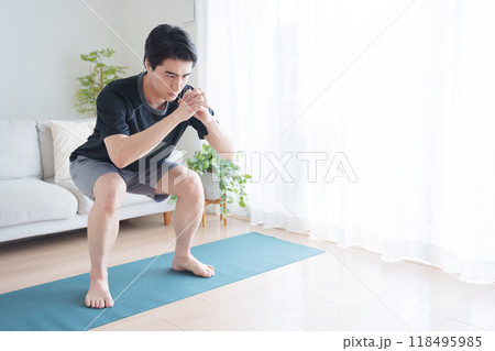 スクワットする男性 118495985