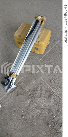 道路工事現場に置かれた測量機器 118496341
