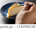おいしいミルクレープを食べる手元 118498198