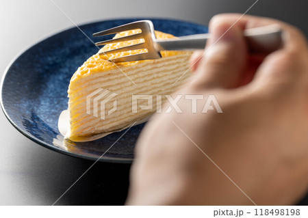 おいしいミルクレープを食べる手元 おいしいミルクレープを食べる手元 118498198