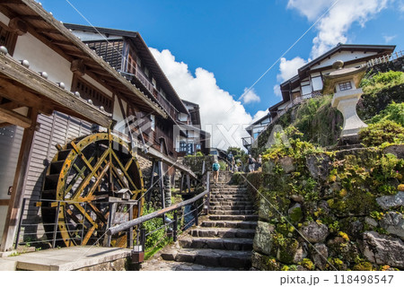 《馬籠宿・枡形の水車と常夜燈》歩く旅・古い町並み・岐阜県 118498547