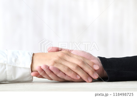 仲良し夫婦・カップルのつないだ手 118498725