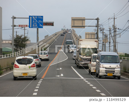 松江市の江島から見た江島大橋(ベタ踏み坂) 松江市の江島から見た江島大橋(ベタ踏み坂) 118499329