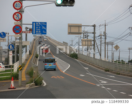 松江市の江島から見た江島大橋（ベタ踏み坂） 118499330