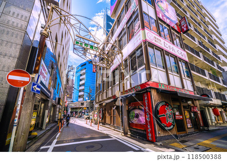 日本の横浜都市景観 9月。桜木町駅　新南口前の野毛仲通りなどを望む＝18日 118500388