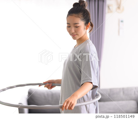 自宅でエクササイズをする美人な女性 118501149