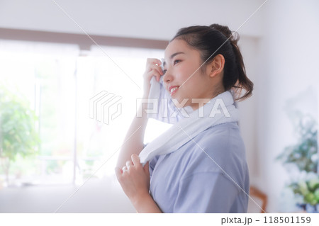 タオルを使う女性 118501159