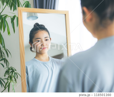 鏡の前に立つ20代の女性 鏡の前に立つ20代の女性 118501160