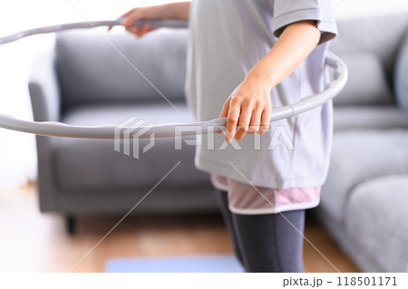 自宅でエクササイズをする美人な女性 自宅でエクササイズをする美人な女性 118501171