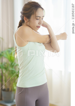 オンラインヨガサロンで起業した若い女性のポートレート オンラインヨガサロンで起業した若い女性のポートレート 118501187
