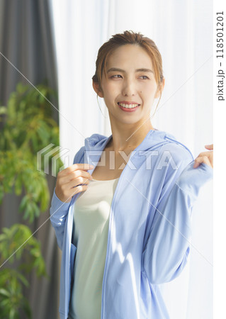 オンラインヨガサロンで起業した若い女性のポートレート オンラインヨガサロンで起業した若い女性のポートレート 118501201