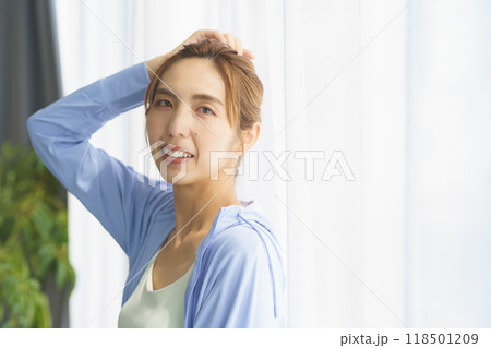 オンラインヨガサロンで起業した若い女性のポートレート 118501209