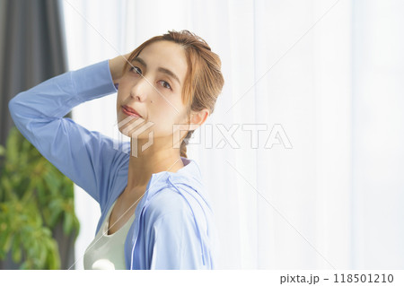 オンラインヨガサロンで起業した若い女性のポートレート 118501210