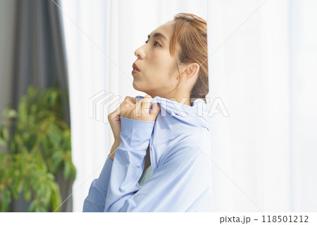 オンラインヨガサロンで起業した若い女性のポートレート オンラインヨガサロンで起業した若い女性のポートレート 118501212