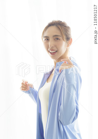 オンラインヨガサロンで起業した若い女性のポートレート 118501217