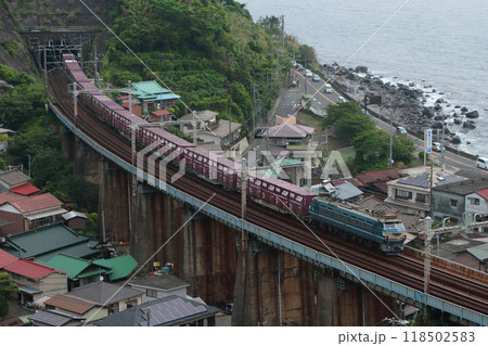 相模湾を背景に絶景を走るEF66-27号機牽引の貨物列車_2013/5/25撮影 118502583
