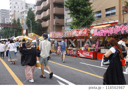 朝顔市の縁日は露店が何処までも。参拝の朝先に朝顔を選んで楽しい食べ歩きに 118502987