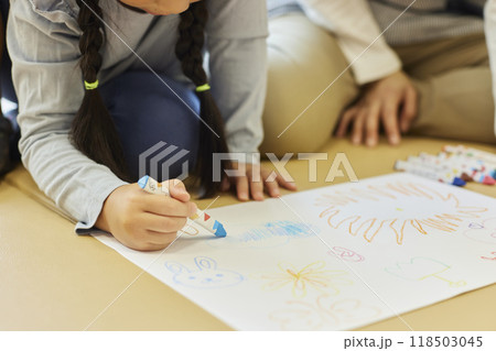 幼稚園でお絵描きをするエンジの手元 118503045