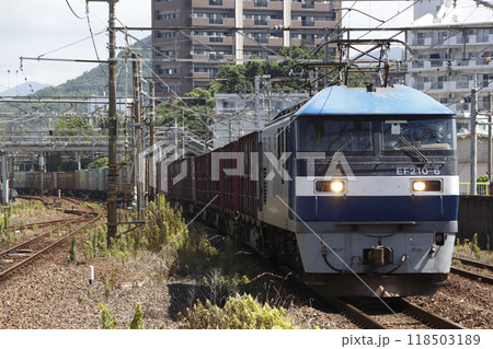 山陽本線幡生駅を通過する貨物列車（EF210形牽引） 118503189