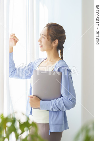 オンラインヨガサロンで起業した若い女性のポートレート 118503398