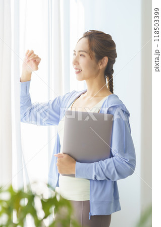 オンラインヨガサロンで起業した若い女性のポートレート 118503399