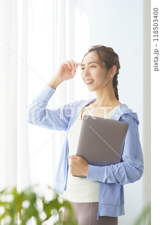 オンラインヨガサロンで起業した若い女性のポートレート オンラインヨガサロンで起業した若い女性のポートレート 118503400