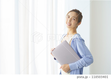 オンラインヨガサロンで起業した若い女性のポートレート オンラインヨガサロンで起業した若い女性のポートレート 118503401
