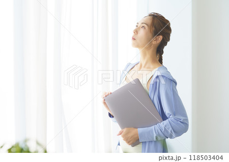 オンラインヨガサロンで起業した若い女性のポートレート 118503404