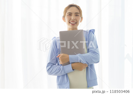 オンラインヨガサロンで起業した若い女性のポートレート 118503406