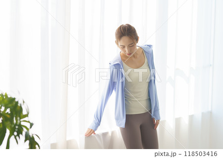 オンラインヨガサロンで起業した若い女性のポートレート オンラインヨガサロンで起業した若い女性のポートレート 118503416