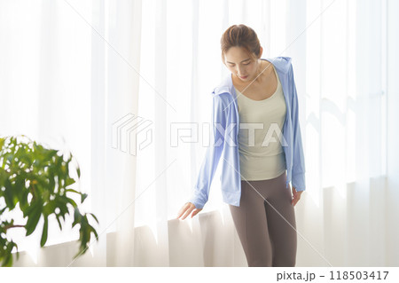 オンラインヨガサロンで起業した若い女性のポートレート 118503417