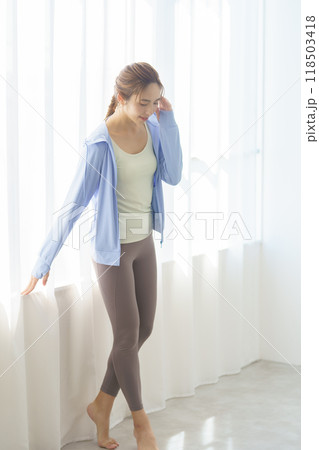 オンラインヨガサロンで起業した若い女性のポートレート オンラインヨガサロンで起業した若い女性のポートレート 118503418