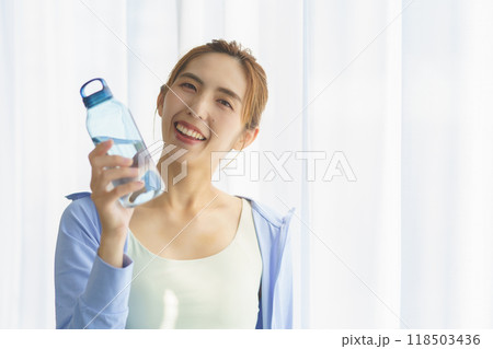 オンラインヨガサロンで起業した若い女性のポートレート 118503436