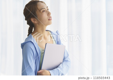 オンラインヨガサロンで起業した若い女性のポートレート オンラインヨガサロンで起業した若い女性のポートレート 118503443