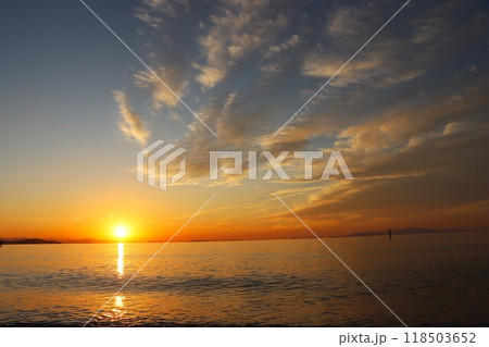 夕日の名所の沈みゆく太陽 118503652