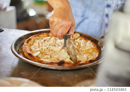 Homemade mushroom pizza 118503865