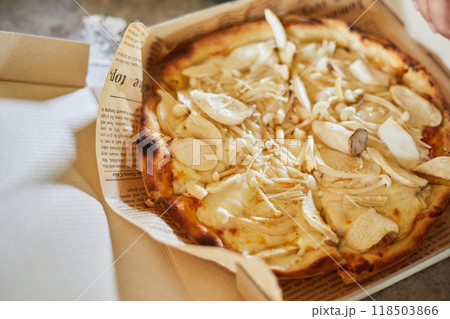 Homemade mushroom pizza 118503866