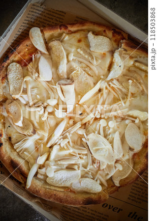 Homemade mushroom pizza 118503868