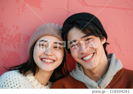 秋を楽しむ笑顔のカップル（恋人・デート・婚活・マッチングアプリ・紅葉狩り・秋服・紅葉） 118504261