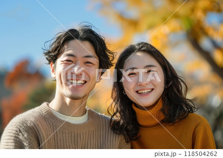 秋を楽しむ笑顔のカップル（恋人・デート・婚活・マッチングアプリ・紅葉狩り・秋服・紅葉） 118504262