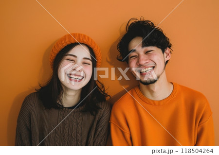 秋を楽しむ笑顔のカップル（恋人・デート・婚活・マッチングアプリ・紅葉狩り・秋服・紅葉） 118504264