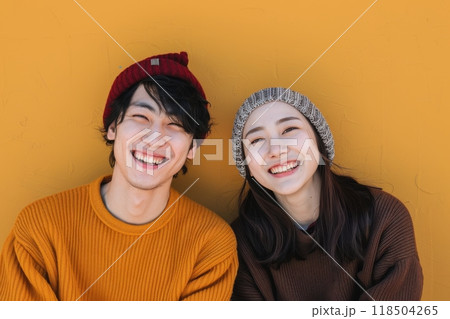 秋を楽しむ笑顔のカップル（恋人・デート・婚活・マッチングアプリ・紅葉狩り・秋服・紅葉） 118504265