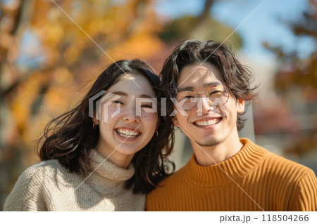 秋を楽しむ笑顔のカップル（恋人・デート・婚活・マッチングアプリ・紅葉狩り・秋服・紅葉） 118504266