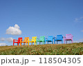 青空に映えるカラフルな椅子 118504305